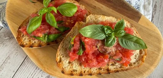 Günstige Rezepte mit Tomaten: Pan con Tomate und Sa costedda, ab 80 Cent