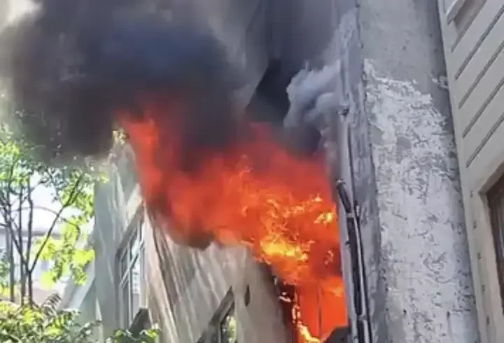 Kağıthane'de derin dondurucudan çıktığı iddia edilen yangında daire kullanılamaz hale geldi