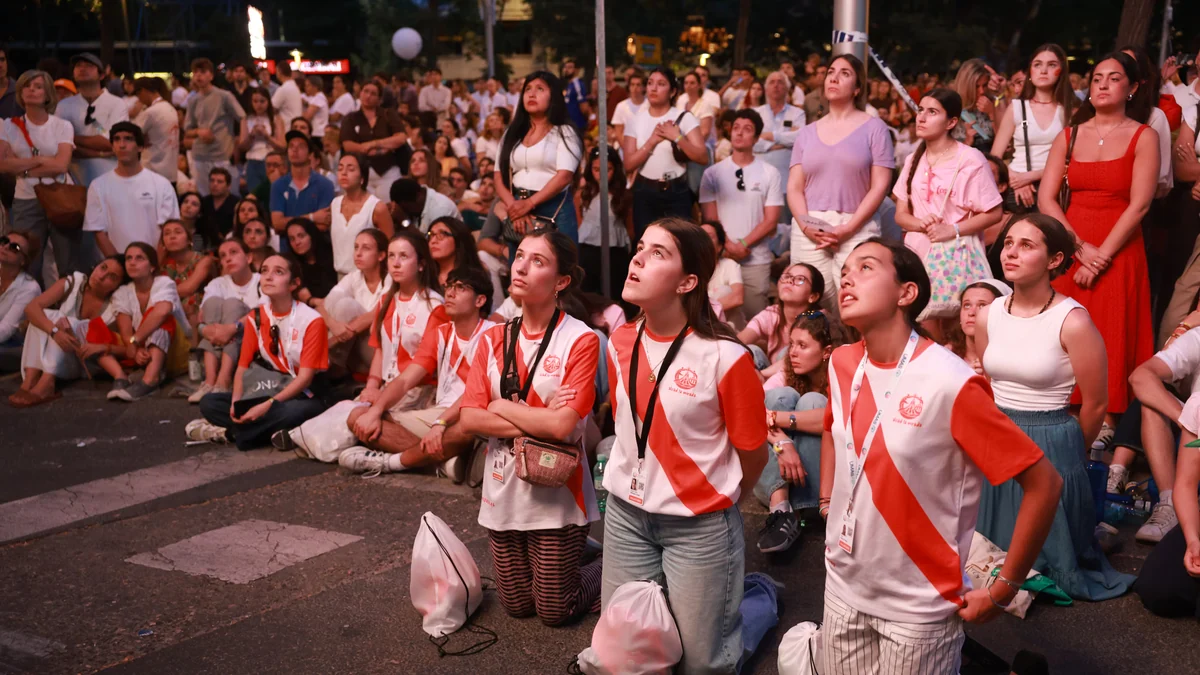 Una riada blanca y amarilla como una final de Eurovisión, campamento y romería