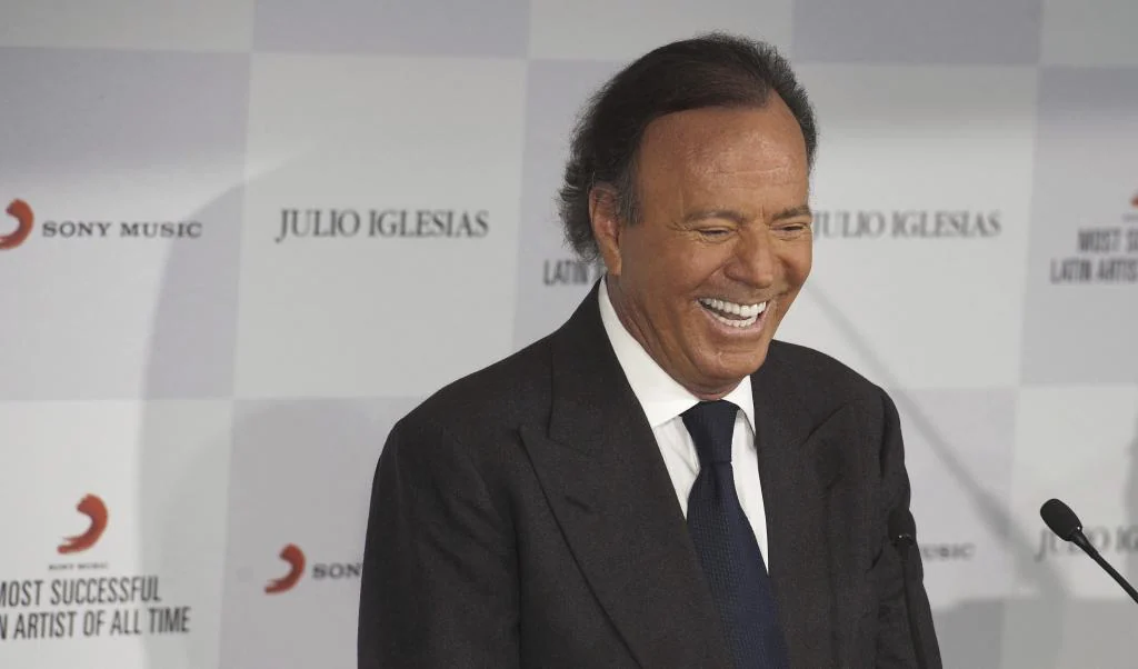 Julio Iglesias derrota a la Fiscalía: la Audiencia Nacional ordena que le entregue la denuncia por agresión sexual y la declaración de las dos testigos protegidas