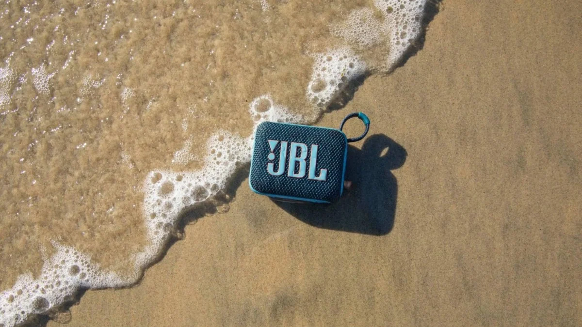 Vous cherchiez une enceinte pour les vacances ? Cette JBL est à moitié prix