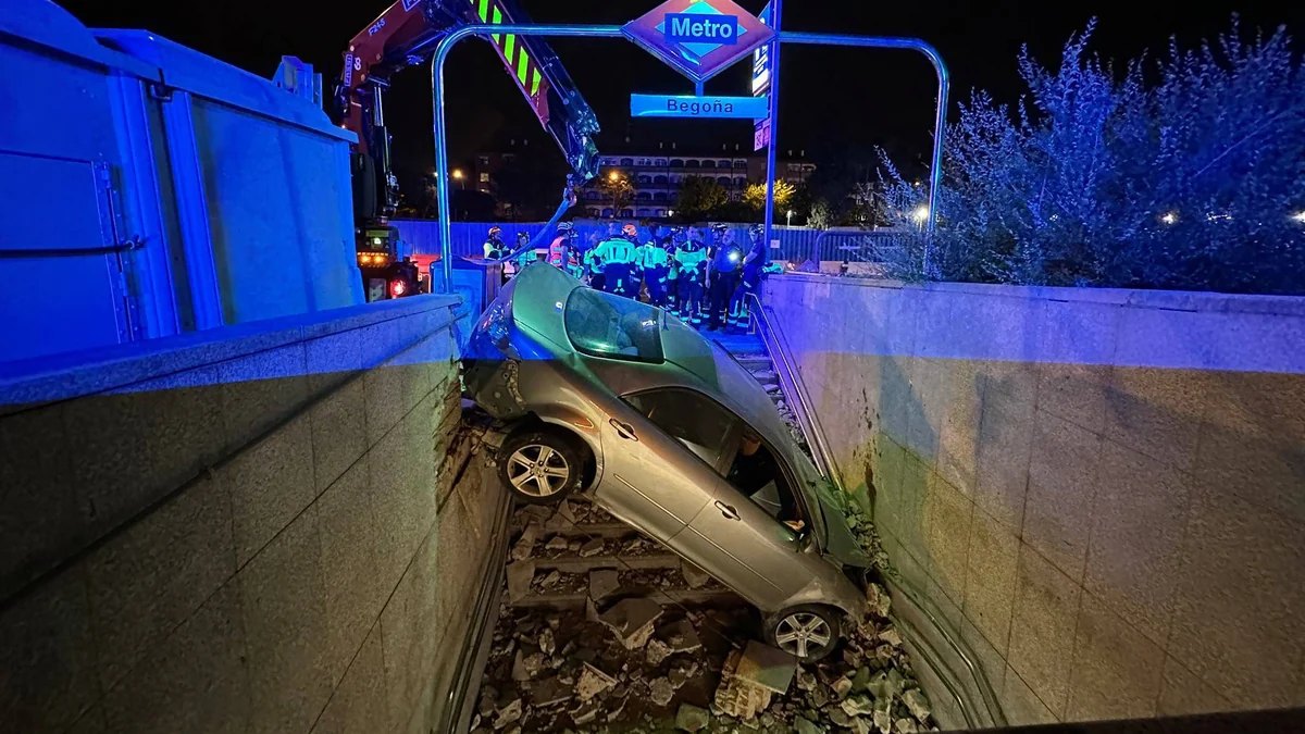 Dos heridos, uno grave, al acabar un coche incrustado en las escaleras del metro de Begoña