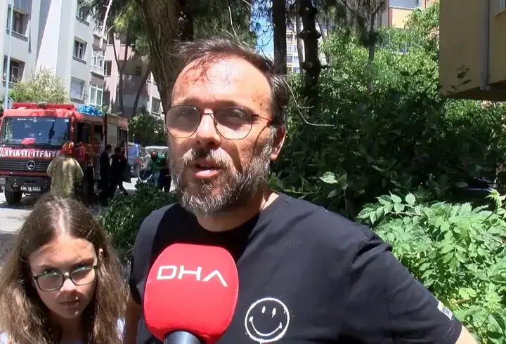 Kadıköy’de rüzgar nedeniyle kopan ağaç dalı otomobilin üzerine düştü
