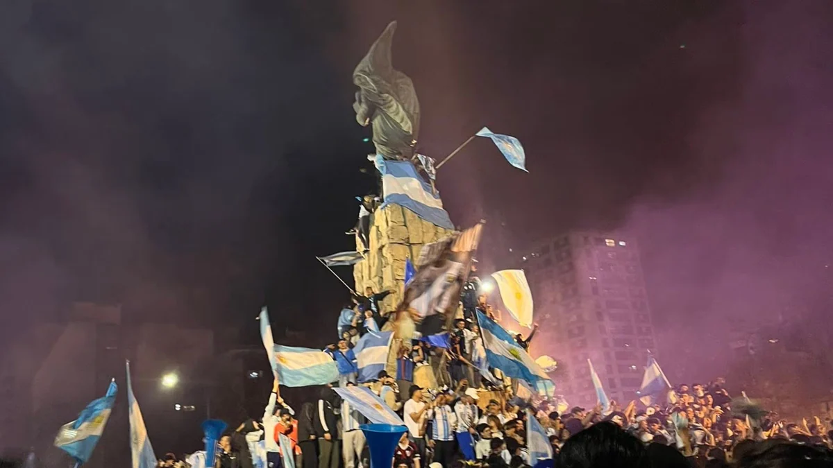 Un joven festejaba el pase de Argentina a la final del Mundial y se cayó de un semáforo en Mar del Plata