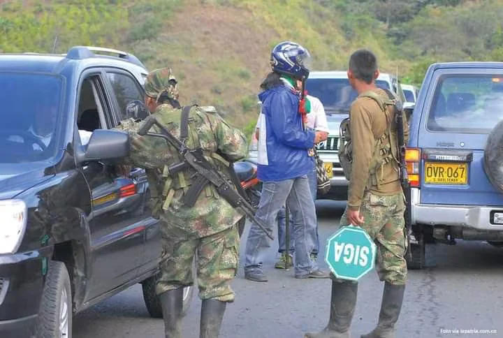 Retén ilegal en la vía Inzá-La Plata terminó con el robo de una camioneta de la UNP: investigan si el ELN estuvo detrás del asalto