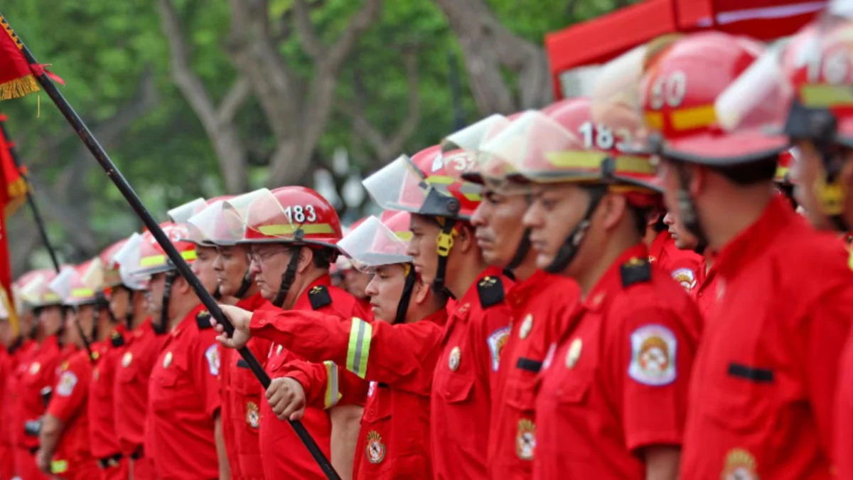Bomberos participarán en la Gran Parada Militar tras acuerdo con el Ministerio de Defensa
