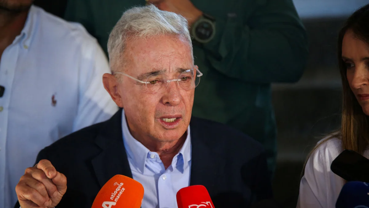 Álvaro Uribe acusó a la Fiscalía de cometer un “abuso” tras mantener su indagatoria por los casos de La Granja, El Aro y Las Guacharacas