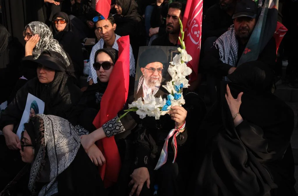 El líder supremo iraní exhorta en un mensaje escrito a vengar la muerte de su padre, Ali Jamenei, "una exigencia de la nación"