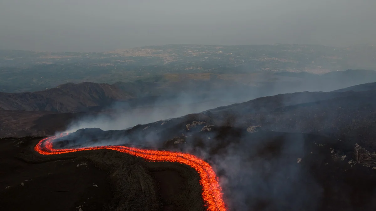 El aumento de actividad volcánica del Etna obliga a cerrar el aeropuerto de Catania en Sicilia