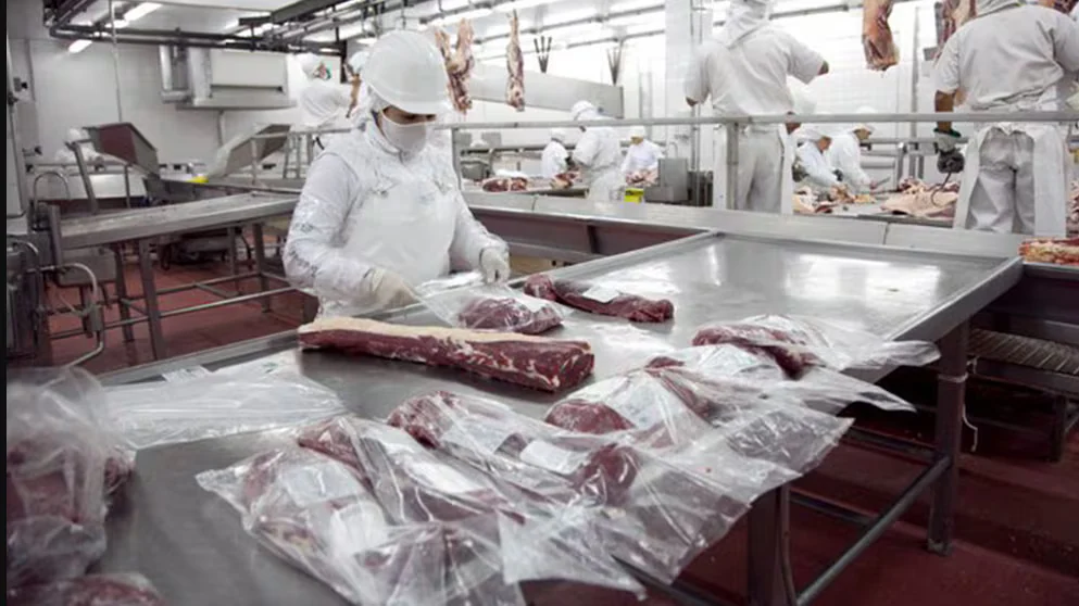 Menos cabezas, más kilos: la faena bovina cayó en 2026 pero creció el peso de los animales