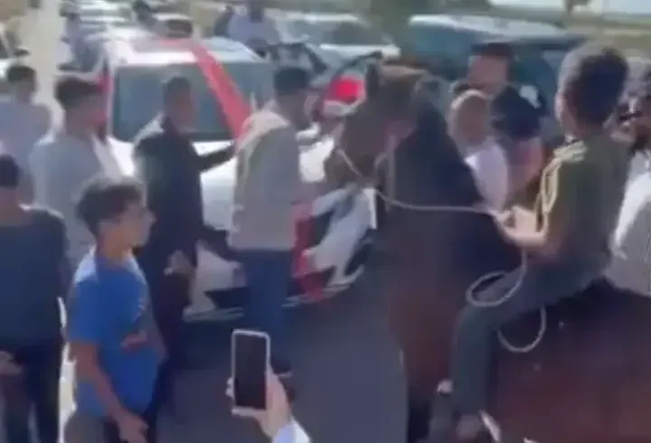 Atla düğün konvoyunun önünü kesip bahşiş aldılar
