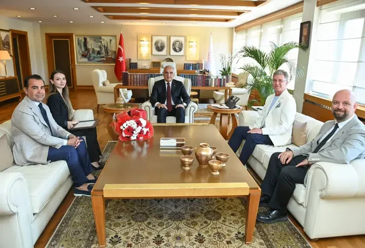 Bakan Ersoy, Bolşoy Tiyatrosu'nda tarihi başarıya imza atan Nilay Tahiroğlu'nu tebrik etti