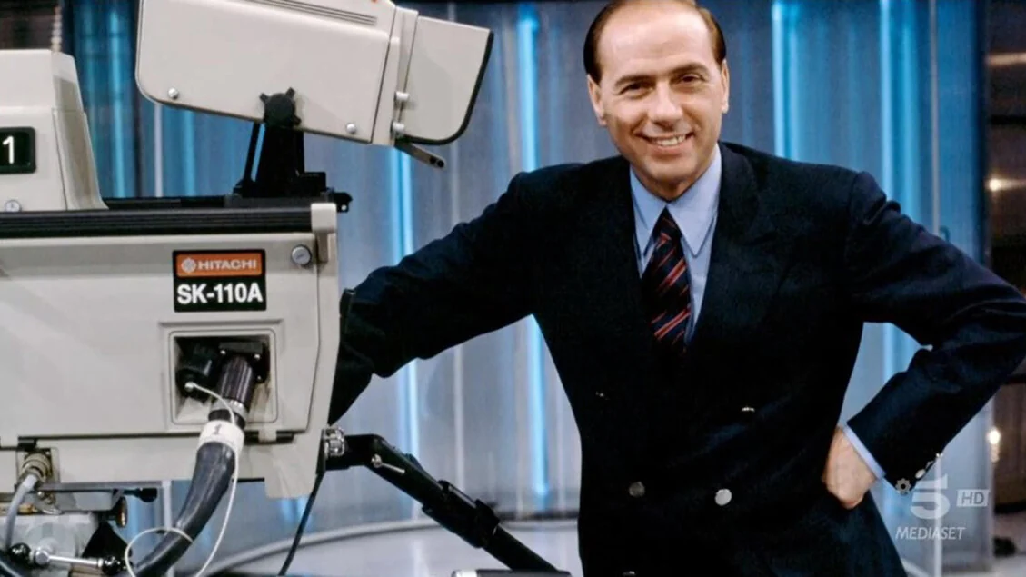 Pier Silvio ricorda il papà: 'La sua energia è parte indelebile del nostro Dna'. Meloni: 'Protagonista assoluto della politica'