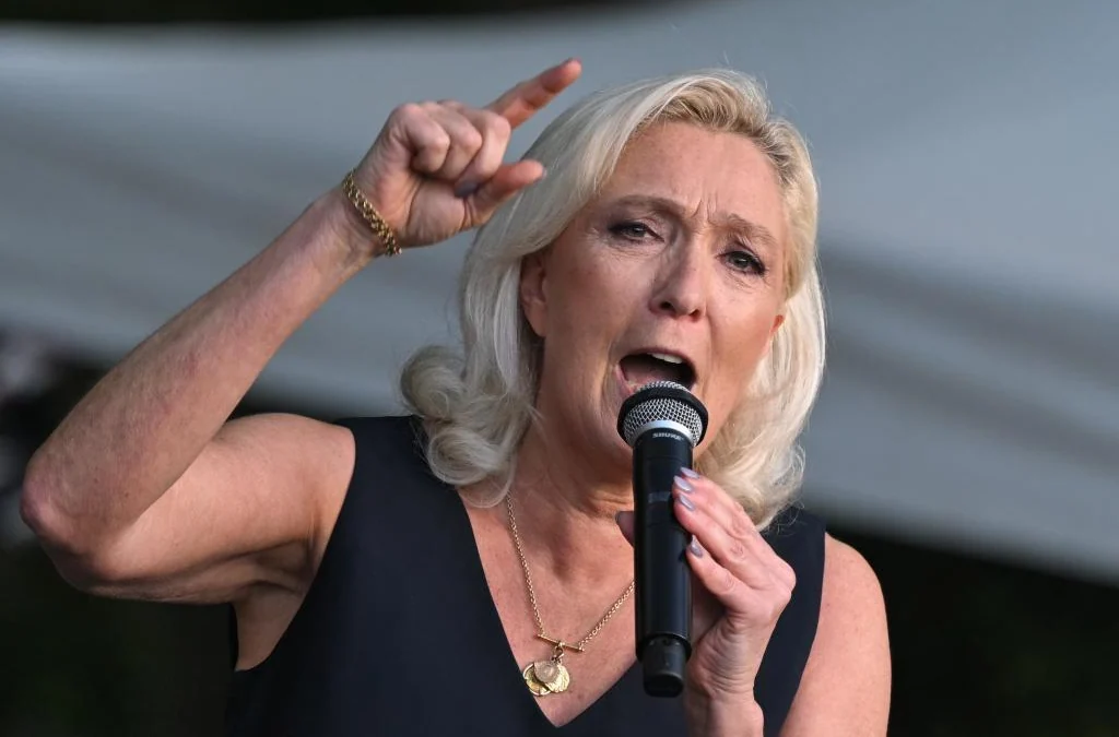 Los jueces permiten que Le Pen se presente a las elecciones presidenciales de Francia con un brazalete electrónico