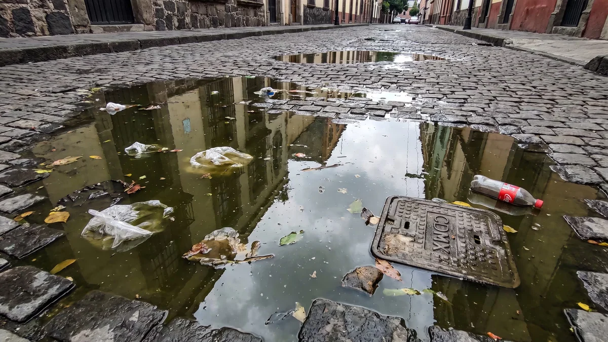 Vecinos de la colonia Portales denuncian contaminación de agua estancada en una famosa tienda de CDMX