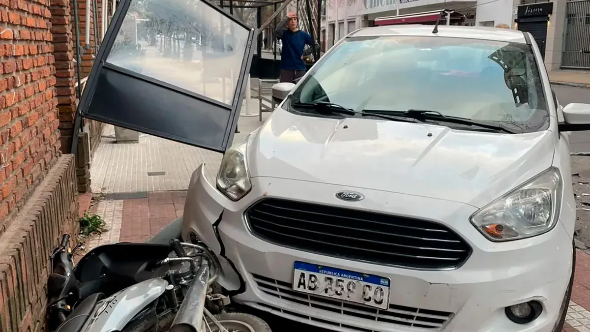 Un conductor a bordo de un Audi chocó y huyó en pleno centro de La Plata: buscan identificarlo a través de las cámaras