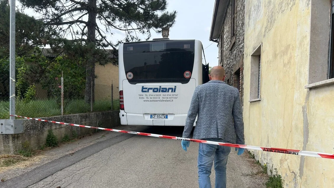 Donna aggredita a martellate su un bus, proseguono le ricerche del marito
