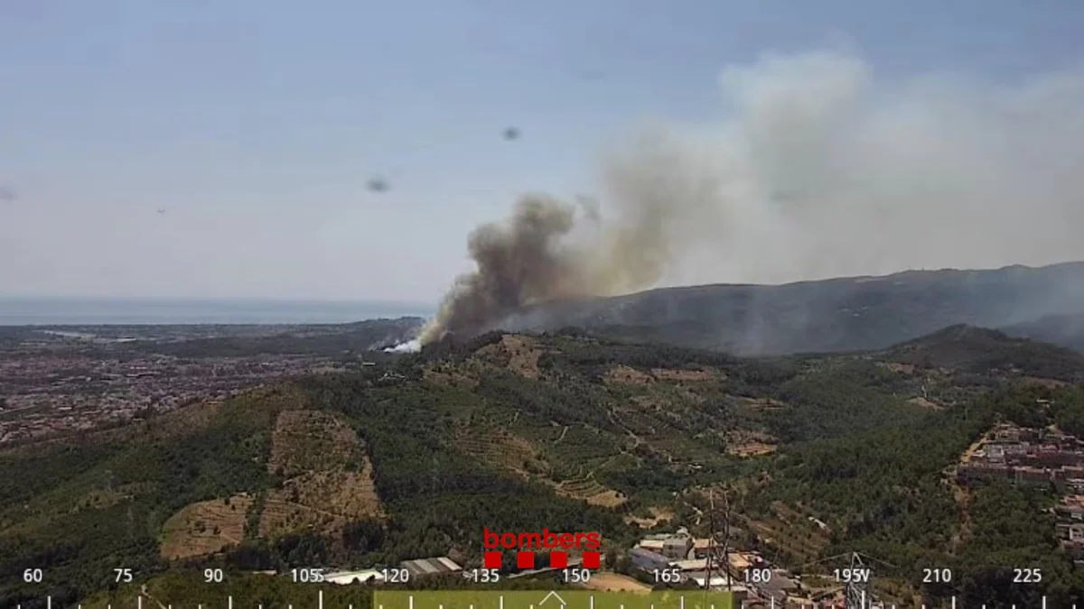 El incendio forestal iniciado en Gavà obliga a confinar a unas 6.000 personas