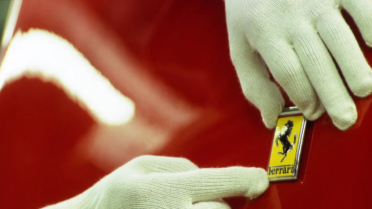 Un obrero de Ferrari despedido por un affaire con "una compañera de trabajo a la que luego no dejaba en paz", reclama 200.000 euros a la empresa