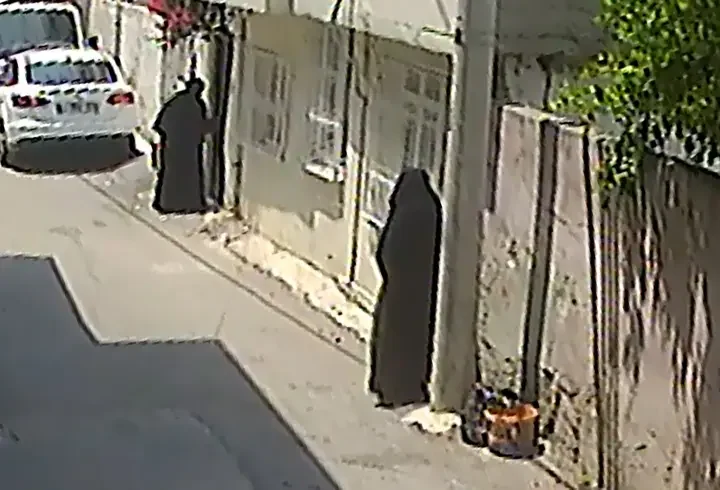 Çarşaf giyip, maymuncukla kapısını açtıkları evden altın ve para çaldılar
