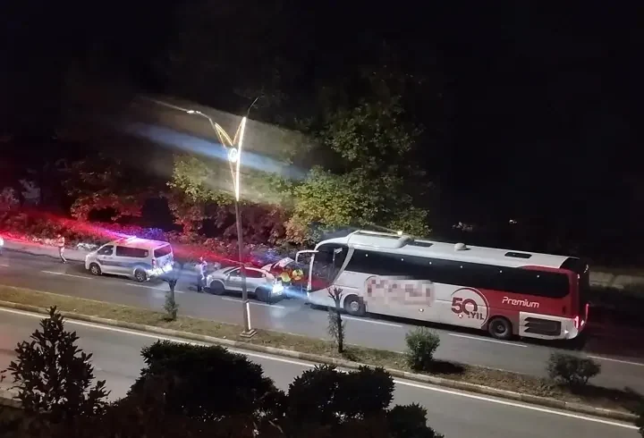 Polis aracına çarpan yolcu otobüsünün şoförü alkollü çıktı