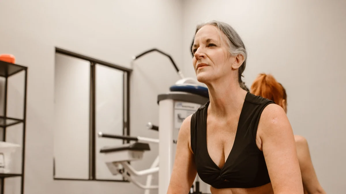 Qué es la caminata del gorila: así es el ejercicio para mejorar la fuerza y el equilibro a partir de los 50 y 60