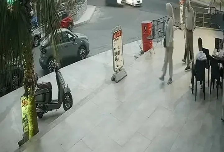 Beylikdüzü’nde sol şeritten sağa geçmek istedi; otomobille çarpıştı