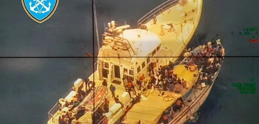 Migration im Mittelmeer: Knapp 550 Menschen vor Kreta von Küstenwache aufgegriffen