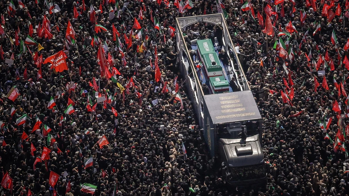 Getöteter Oberster Führer Irans: Trauerzug mit Chameneis Sarg zieht durch Teheran