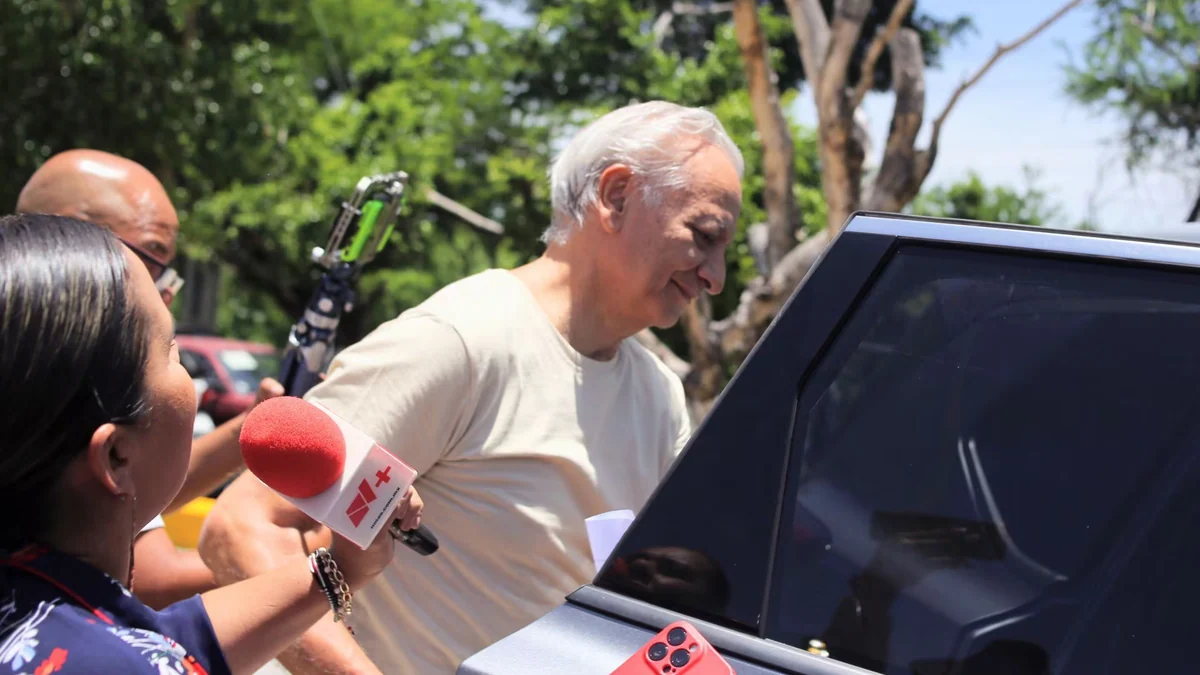 Con uniforme beige y en silencio, así salió Víctor Rodríguez Padilla del penal en Morelos