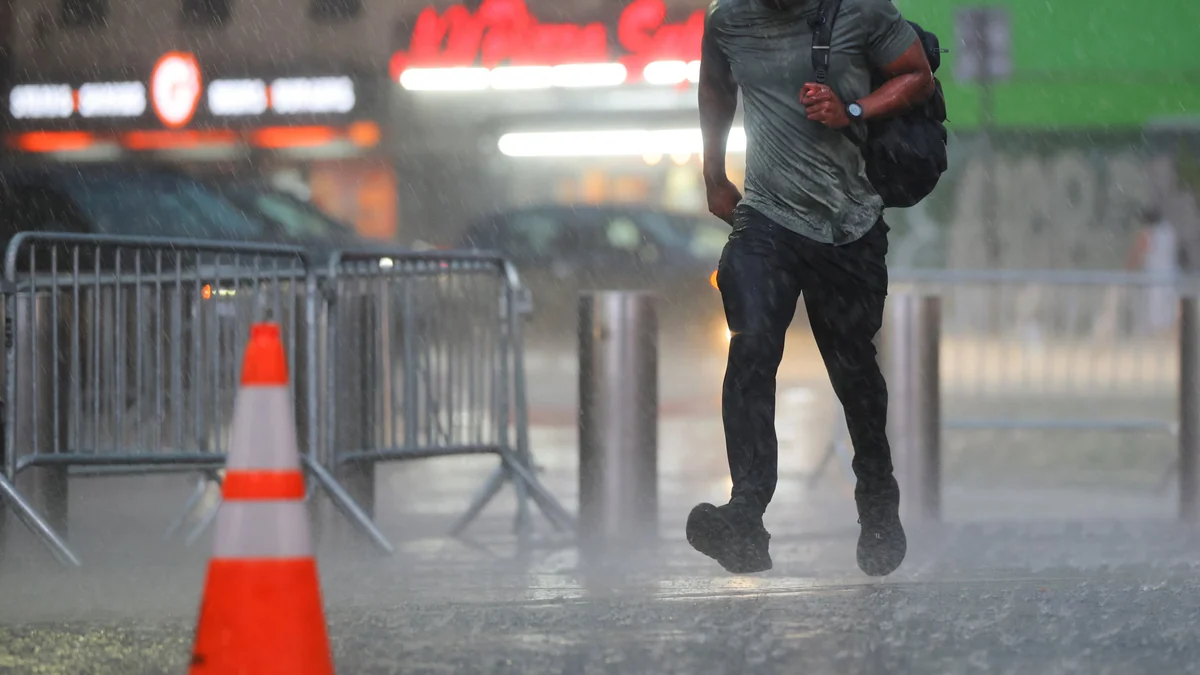 Nueva York bajo alerta por lluvias intensas: demoras en LaGuardia y otros aeropuertos por acumulación de agua