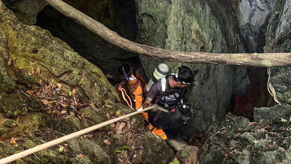 Retter finden fünf Überlebende in überfluteter Höhle in Laos