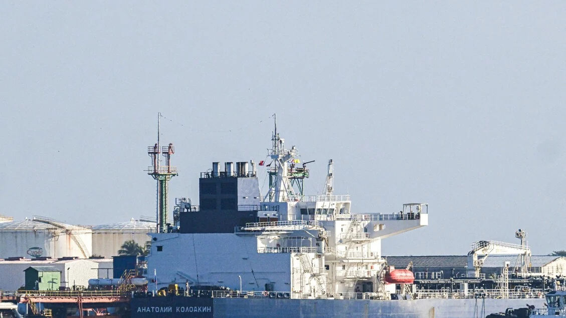 La Francia intercetta un'altra petroliera russa. Ira di Mosca: 'Al limite della pirateria'