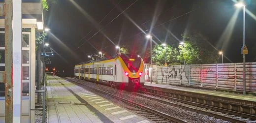 Karlsruhe: Bahn-Mitarbeiter aus Zug gestürzt – Überwachungsvideo weckt laut Gericht Zweifel am Tathergang