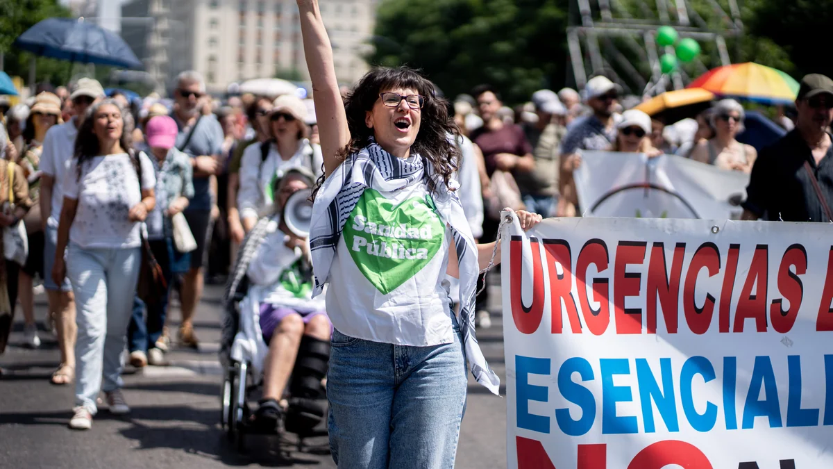 Miles de personas salen a la calle en Madrid contra la política sanitaria de Ayuso: “Ahoga la pública para engordar los seguros privados”